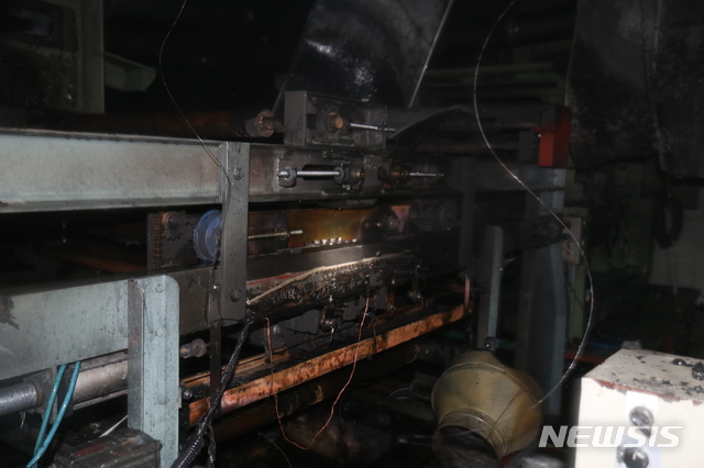 [익산=뉴시스]윤난슬 기자 = 17일 오전 9시 47분께 전북 익산시 낭산면의 한 물티슈 생산 공장에서 불이 나 45분 만에 진화됐다.2020.11.17.(사진=전북소방 제공) 