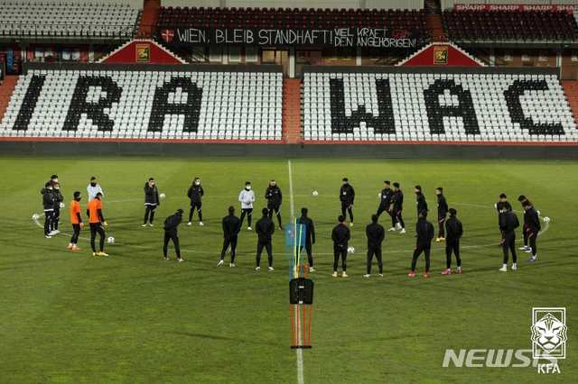 [서울=뉴시스]남자축구국가대표팀이 16일(현지시간) 오스트리아 마리아엔처스도로프 BSFZ아레나에서 카타르전을 앞두고 훈련하고 있다. (사진=대한축구협회 제공) 2020.11.17.photo@newsis.com