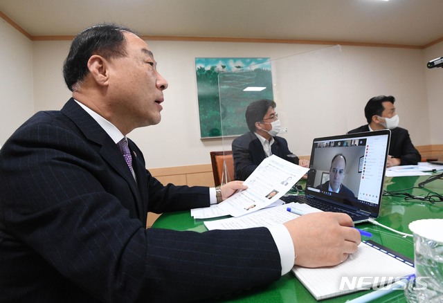 [서울=뉴시스]홍남기 부총리 겸 기획재정부 장관이 로베르토 싸이폰-아레발로 S&P 국제신용평가사 국가신용등급 글로벌총괄과 화상회의를 하고 있다. (사진=기획재정부 제공) 2020.11.17. photo@newsis.com