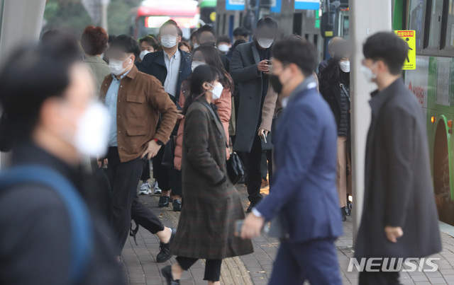 [서울=뉴시스]배훈식 기자 = 늦가을 추위가 계속되며 신종 코로나바이러스 감염증(코로나19) 확산세가 지속된 17일 오전 서울 영등포구 여의도환승센터에서 마스크를 쓴 시민들이 출근길 발걸음을 서두르고 있다. 2020.11.17.&nbsp; dahora83@newsis.com