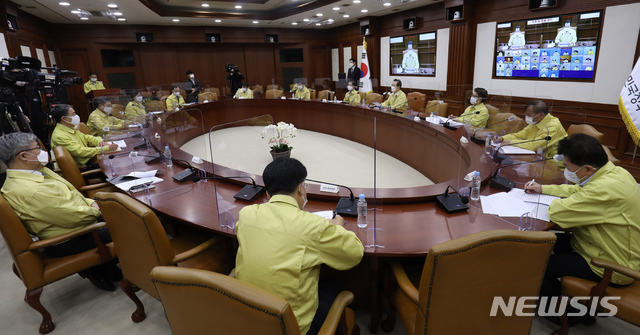 [서울=뉴시스]김명원 기자 = 정세균 국무총리가 17일 오전 서울 종로구 정부서울청사에서 열린 코로나19 중앙재해안전대책본부(중대본) 회의에 참석해 발언하고 있다. (공동취재사진) 2020.11.17. photo@newsis.com