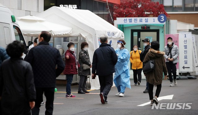 [서울=뉴시스] 박주성 기자 =  17일 오전 서울 중구 국립중앙의료원 선별진료소 앞에 사람들이 신종 코로나바이러스 감염증(코로나19) 검사를 받기 위해 의료진의 설명을 듣고 있다. 2020.11.17. park7691@newsis.com