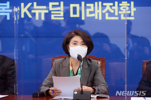 [서울=뉴시스] 김진아 기자 = 한정애 더불어민주당 정책위의장이 17일 서울 여의도 국회에서 열린 원내대책회의에서 발언하고 있다. (공동취재사진) 2020.11.17. photo@newsis.com