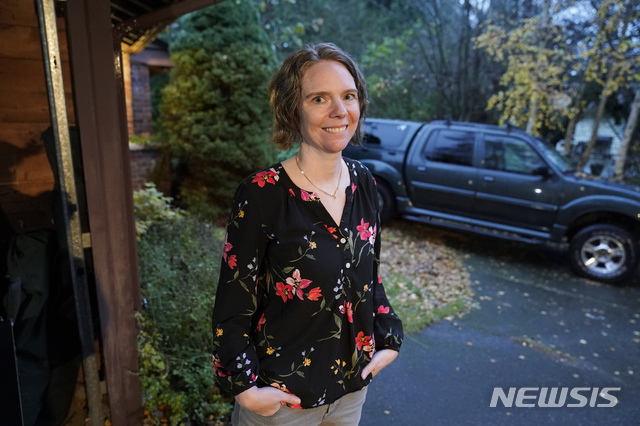  [시애틀=AP/뉴시스]미 제약사 모더나로부터 코로나19 백신 첫 번째 주사를 맞은 제니퍼 할러가 16일(현지시간) 미 워싱턴주 시애틀에 있는 자신의 집에서 포즈를 취하고 있다. 모더나는 자사의 백신이 3상 임상시험에서 코로나19를 예방하는데 94.5%의 효과가 있는 것으로 나타났다고 발표했다. 2020.11.17. 