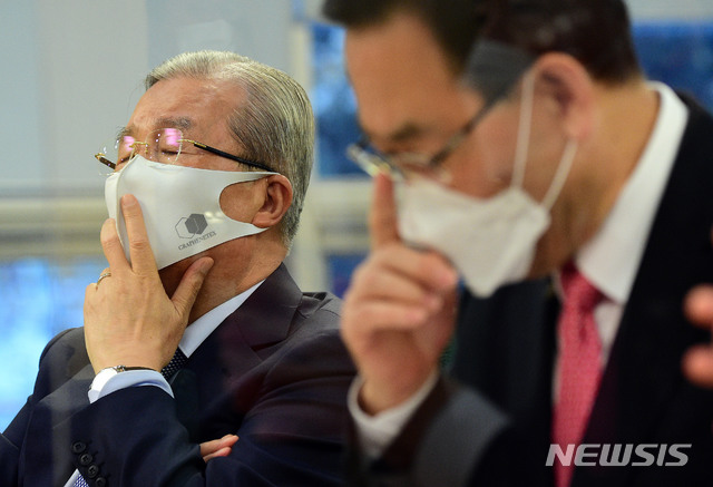 [서울=뉴시스] 김진아 기자 = 국민의힘 김종인 비상대책위원장과 주호영 원내대표가 17일 서울 여의도 국회 의원회관에서 구자근 의원 주최로 열린 전기사업법 개정을 위한 공청회에 참석해 고심하고 있다. (공동취재사진) 2020.11.17.&nbsp; photo@newsis.com