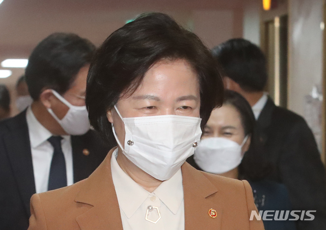 [서울=뉴시스]김명원 기자 = 추미애 법무부 장관이 17일 오전 서울 종로구 정부서울청사에서 화상으로 열린 국무회의에 참석하고 있다. 2020.11.17.&nbsp; kmx1105@newsis.com