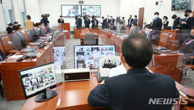 [서울=뉴시스] 김진아 기자 = 주호영 국민의힘 원내대표가 17일 오전 서울 여의도 국회에서 열린 의원총회에서 발언을 하고 있다. 이날 의원총회는 정부의 수도권 사회적 거리두기 1.5단계 격상 결정으로 화상으로 진행했다. (공동취재사진) 2020.11.17.  photo@newsis.com