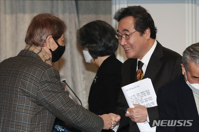 [서울=뉴시스] 국회사진기자단 = 이낙연 더불어민주당 대표가 17일 오전 서울 중구 프레스센터에서 열린 관훈토론회에서 참석자들과 인사를 하고 있다. 2020.11.17.&nbsp; photo@newsis.com