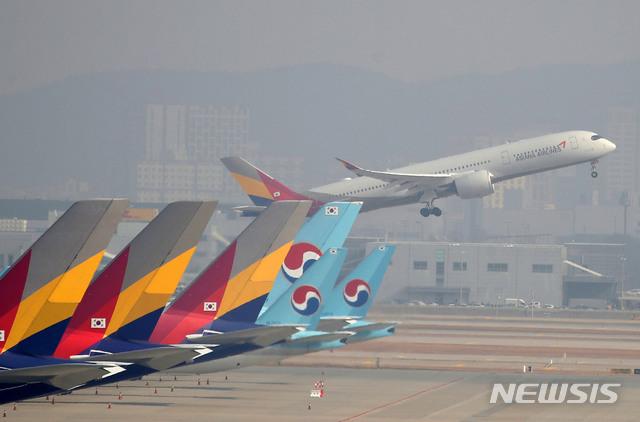 [인천공항=뉴시스] 박미소 기자 = 한진그룹의 아시아나항공 인수가 결정된 가운데 17일 오전 인천국제공항 계류장에서 아시아나항공 여객기가 이륙하고 있다. 2020.11.17.    misocamera@newsis.com