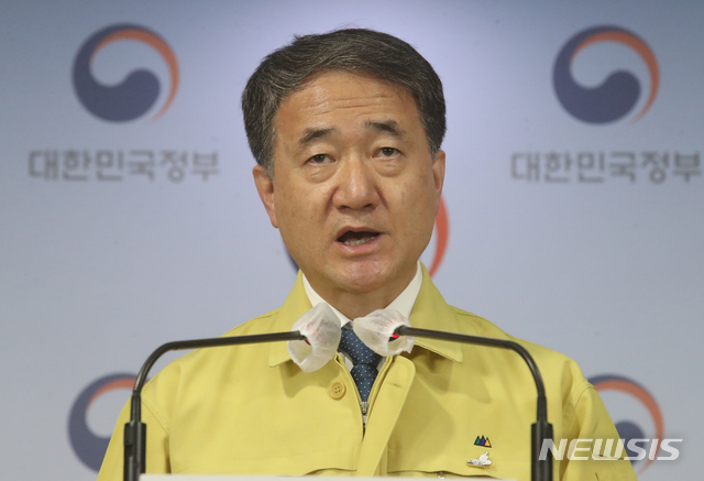 [서울=뉴시스]김명원 기자 = 박능후 중앙재난안전대책본부 1차장(보건복지부 장관)이 17일 서울 종로구 정부서울청사 합동브리핑실에서 열린 코로나19 대응 정례브리핑에서 신종 코로나바이러스 감염증(코로나19) 환자가 급격하게 늘고 있는 수도권과 강원권의 '사회적 거리 두기 1단계를 1.5단계' 격상 발표를 하고 있다. 2020.11.17.&nbsp; kmx1105@newsis.com