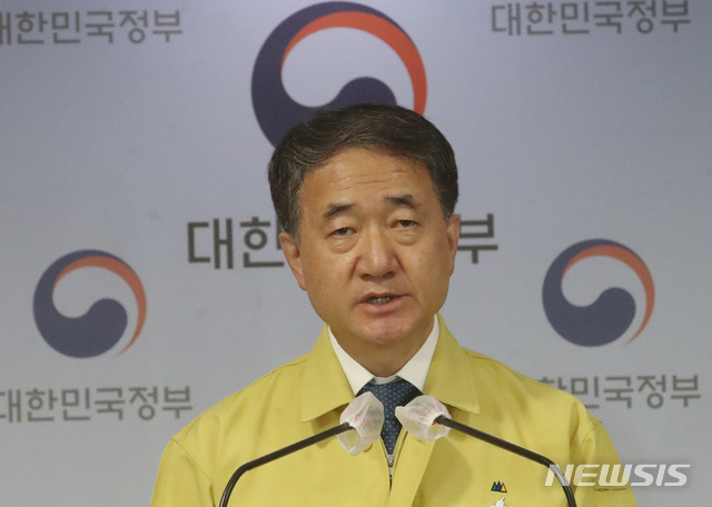 [서울=뉴시스]김명원 기자 = 박능후 중앙재난안전대책본부 1차장(보건복지부 장관)이 17일 서울 종로구 정부서울청사 합동브리핑실에서 열린 코로나19 대응 정례브리핑에서 신종 코로나바이러스 감염증(코로나19) 환자가 급격하게 늘고 있는 수도권과 강원권의 '사회적 거리 두기 1단계를 1.5단계' 격상 발표를 하고 있다. 2020.11.17.&nbsp; kmx1105@newsis.com