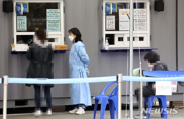 [서울=뉴시스]최진석 기자 = 신종 코로나바이러스 감염증(코로나19) 신규 확진 환자가 230명으로 나흘째 200명대로 집계된 17일 서울 영등포구 보건소에 마련된 선별진료소를 찾은 방문객들이 검사를 위해 접수를 하고 있다. 2020.11.17.&nbsp; myjs@newsis.com
