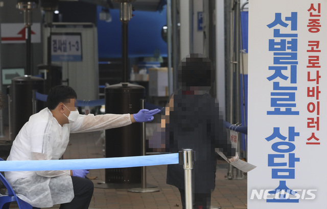 [서울=뉴시스]최진석 기자 = 신종 코로나바이러스 감염증(코로나19) 신규 확진 환자가 230명으로 나흘째 200명대로 집계된 17일 서울 영등포구 보건소에 마련된 선별진료소를 찾은 방문객이 검사를 위해 검사실로 들어가고 있다. 2020.11.17.&nbsp; myjs@newsis.com