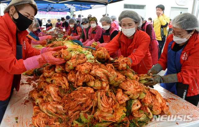 [전주=뉴시스] 김얼 기자 = 전주시여성자원활동센터 자원봉사자들은 17일 전북 전주시 자원봉사센터에서 '사랑의 김장김치 밑반찬 나눔 행사'를 열고 김장을 하며 환하게 웃고 있다. 2020.11.17.pmkeul@newsis.com