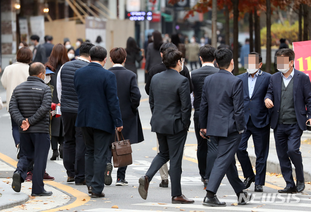 [서울=뉴시스] 고승민 기자 = 16일 서울 확진자가 90명에 이르고, 중앙재난안전대책본부가 '사회적 거리두기 1.5단계 격상 방안'을 발표한 17일 서울 광화문 일대 도로에서 직장인들이 점심식사 후 직장으로 돌아가고 있다. 2020.11.17. kkssmm99@newsis.com