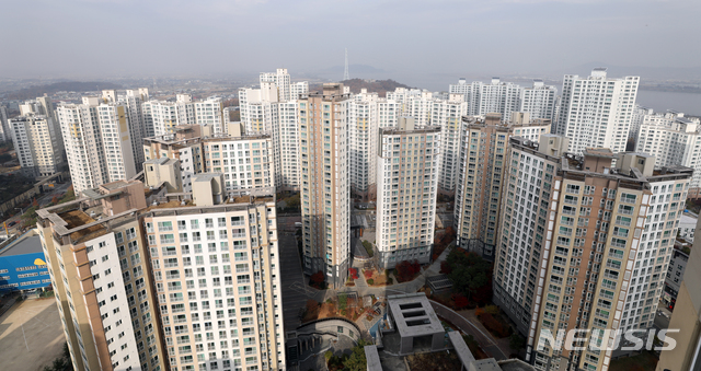 [김포=뉴시스]이윤청 기자 = 새 임대차보호법 시행 후 서울과 수도권에서 전세 매물이 급감하고 가격이 오르는 전세대란이 현실화하면서 서울 외곽과 김포, 파주 등 수도권의 중저가 아파트 매매량이 증가하고 있다. 사진은 17일 경기도 김포의 아파트 단지 모습. 2020.11.17.&nbsp; radiohead@newsis.com