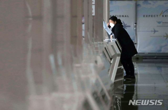 [인천공항=뉴시스] 박미소 기자 = 신종 코로나 바이러스 감염증(코로나19) 사태로 직격탄을 맞은 여행업계가 정부 고용유지지원금까지 끊길 상황에 놓인 17일 오후 인천국제공항 1터미널 출국장의 여행사 창구가 비어 있다. 2020.11.17. misocamera@newsis.com