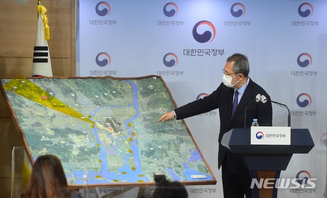 [서울=뉴시스]김명원 기자 = 김수삼 김해신공항 검증위원장이 17일 오후 서울 종로구 정부서울청사 브리핑룸에서 김해신공항 검증위원회 검증 결과를 발표하고 있다. (사진=공동취재사진) 2020.11.17. photo@newsis.com