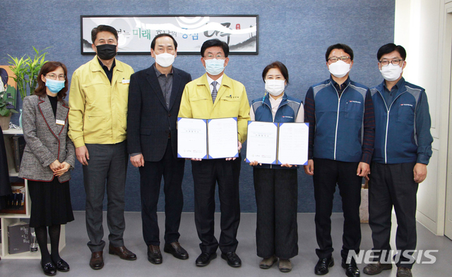 [나주=뉴시스]이창우 기자= 강인규 전남 나주시장(가운데)이 17일 공무원노조 나주시지부와 단체협상을 체결한 후 기념촬영을 하고 있다. (사진=나주시 제공) 2020.11.17. photo@newsis.com