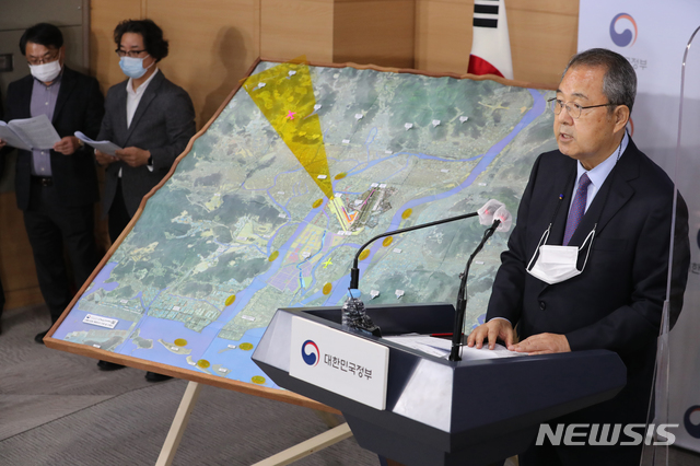 [서울=뉴시스]김명원 기자 = 김수삼 국무총리실 산하 김해신공항 검증위원회위원장이 17일 오후 서울 종로구 정부서울청사에서 검증결과를 발표하고 있다. (사진=공동취재사진) 2020.11.17.photo@newsis.com