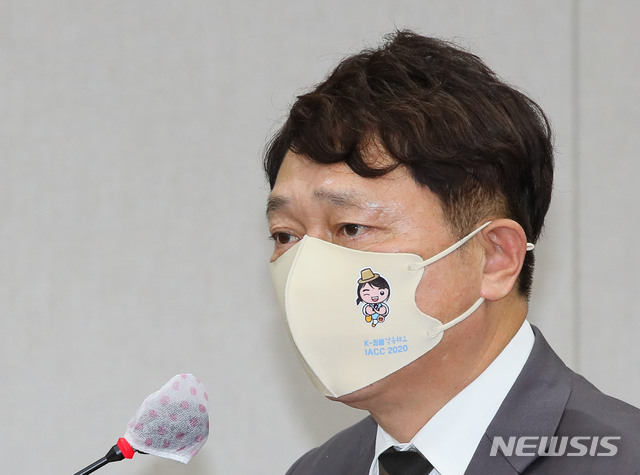 [서울=뉴시스] 김진아 기자 = 최재성 청와대 정무수석이 17일 서울 여의도 국회에서 열린 운영위원회 전체회의에서 예산안 의결에 대해 인사말하고 있다. (공동취재사진) 2020.11.17.&nbsp; photo@newsis.com