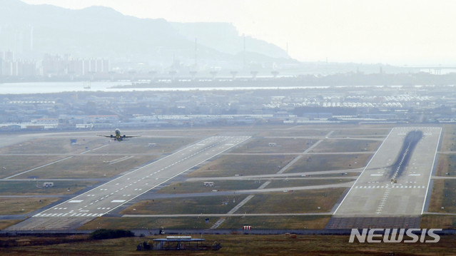 [부산=뉴시스] 하경민 기자 = 국무총리실 산하 김해신공항 검증위원회가 17일 정부서울청사에서 브리핑을 열고 "김해신공항 계획은 상당부분 보완이 필요하고 확장성 등 미래 변화에 대응하기 어렵다"며 사실상 백지화 결론을 내렸다. 사진은 이날 오후 부산 김해국제공항 활주로에서 항공기가 이륙하고 있다. 2020.11.17. yulnetphoto@newsis.com