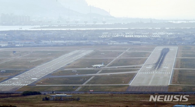 [부산=뉴시스] 하경민 기자 = 김해공항 활주로 모습. 2020.11.17. yulnetphoto@newsis.com