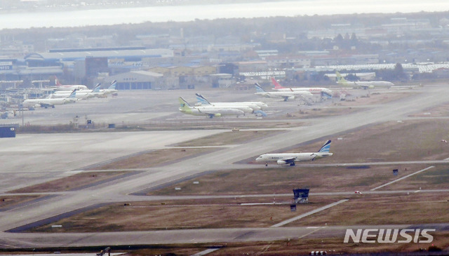 [부산=뉴시스] 부산 김해국제공항 활주로에서 착륙한 항공기가 계류장으로 이동하고 있다. photo@newsis.com
