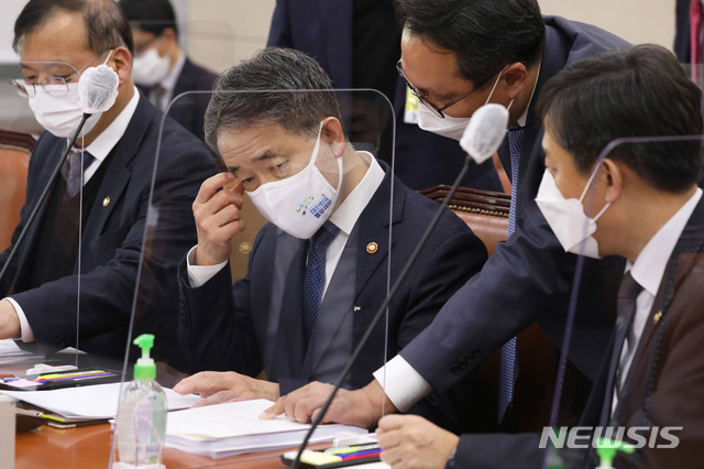 [서울=뉴시스] 전진환 기자 = 박능후 보건복지부 장관이 17일 오후 서울 여의도 국회에서 열린 보건복지위원회 전체회의에 출석해 관계자의 보고를 받고 있다. (공동취재사진) 2020.11.17.   photo@newsis.com