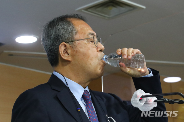 [서울=뉴시스]김명원 기자 = 김수삼 김해신공항 검증위원장이 17일 정부서울청사에서 김해신공항 검즈위원회의 검증 결과 발표를 마친뒤 물을 마시고 있다. (사진=공동취재사진) 2020.11.17.photo@newsis.com