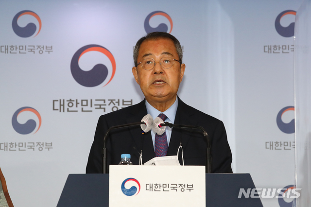 [서울=뉴시스]김명원 기자 = 김수삼 김해신공항 검증위원장이 17일 정부서울청사에서 김해신공항 검증위원회의 검증 결과를 발표하고 있다. (사진=공동취재사진) 2020.11.17.photo@newsis.com