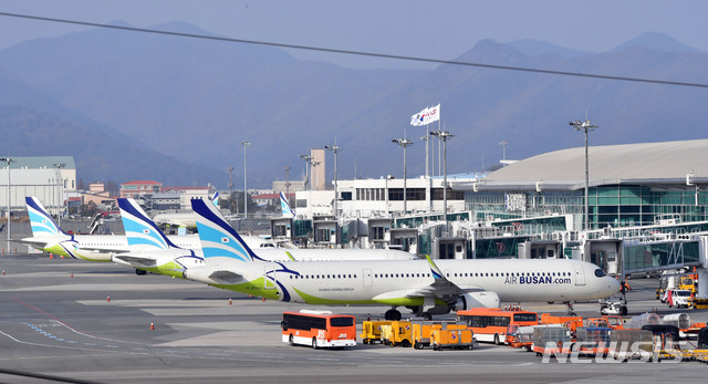 [부산=뉴시스] 하경민 기자 = 국무총리실 산하 김해신공항 검증위원회가 17일 정부서울청사에서 브리핑을 열고 "김해신공항 계획은 상당부분 보완이 필요하고 확장성 등 미래 변화에 대응하기 어렵다"며 사실상 백지화 결론을 내렸다. 사진은 이날 오후 부산 김해국제공항 계류장에서 대기 중인 항공기들의 모습. 2020.11.17. yulnetphoto@newsis.com