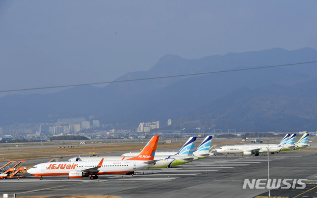 [부산=뉴시스] 하경민 기자 = 국무총리실 산하 김해신공항 검증위원회가 17일 정부서울청사에서 브리핑을 열고 "김해신공항 계획은 상당부분 보완이 필요하고 확장성 등 미래 변화에 대응하기 어렵다"며 사실상 백지화 결론을 내렸다. 사진은 이날 오후 부산 김해국제공항 계류장에서 대기 중인 항공기들의 모습. 2020.11.17. yulnetphoto@newsis.com