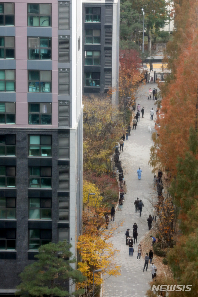 [서울=뉴시스]김병문 기자 = 서울 서초구 아파트 내 입주민만 출입하는 사우나에서 신종 코로나바이러스 감염증(코로나19) 집단감염이 발생한 가운데 17일 오후 아파트 단지 내 선별진료소에서 주민들이 검사를 받기 위해 대기하고 있다. 2020.11.17.&nbsp; dadazon@newsis.com