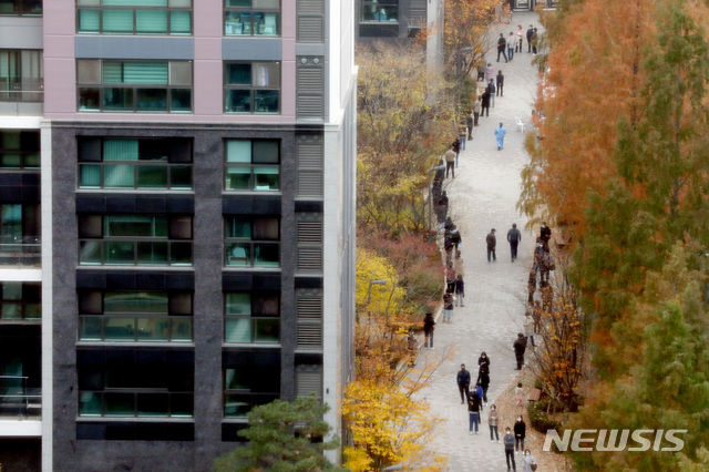 [서울=뉴시스]김병문 기자 = 서울 서초구 아파트 내 입주민만 출입하는 사우나에서 신종 코로나바이러스 감염증(코로나19) 집단감염이 발생한 가운데 17일 오후 아파트 단지 내 선별진료소에서 주민들이 검사를 받기 위해 대기하고 있다. 2020.11.17. dadazon@newsis.com