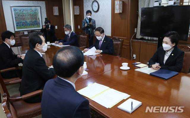 [서울=뉴시스]김명원 기자 = 정세균 국무총리가 17일 오후 서울 종로구 정부서울청사에서 열린 김해신공항 검증 후속 관계장관회의에서 참석해 발언을 하고 있다. (공동취재사진)  2020.11.17. photo@newsis.com