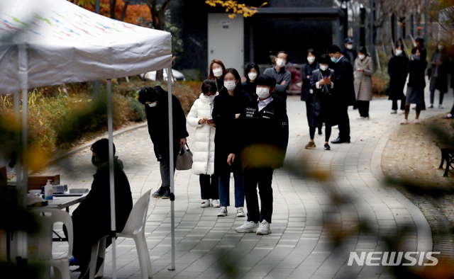 [서울=뉴시스]김병문 기자 = 서울 서초구 아파트 내 입주민만 출입하는 사우나에서 신종 코로나바이러스 감염증(코로나19) 집단감염이 발생한 가운데 17일 오후 아파트 단지 내 선별진료소에서 주민들이 검사를 받기 위해 대기하고 있다. 2020.11.17.&nbsp; dadazon@newsis.com
