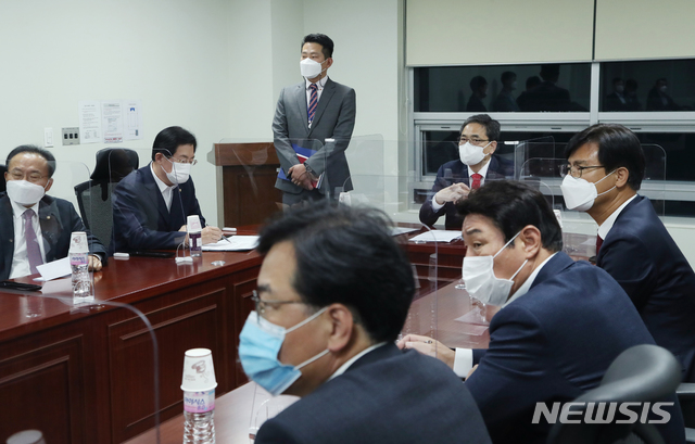 [서울=뉴시스] 전진환 기자 = 국민의힘 곽상도 의원 등 대구경북 지역구 의원들이 17일 오후 서울 여의도 국회의원회관에서 김해신공항 백지화 관련 간담회를 하고 있다. (공동취재사진) 2020.11.17.&nbsp; photo@newsis.com