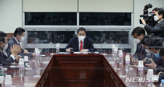 [서울=뉴시스] 전진환 기자 = 국민의힘 곽상도 의원 등 대구경북 지역구 의원들이 17일 오후 서울 여의도 국회의원회관에서 김해신공항 백지화 관련 간담회를 하고 있다. (공동취재사진) 2020.11.17.&nbsp; photo@newsis.com