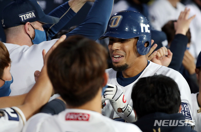 [서울=뉴시스] 이영환 기자 = 17일 오후 서울 구로구 고척스카이돔에서 열린 2020 KBO 한국시리즈 1차전 NC 다이노스와 두산 베어스의 경기, 4회말 1사 1,2루에서 NC 알테어가 스리런 홈런을 날리고 덕아웃에서 기뻐하고 있다. 2020.11.17. 20hwan@newsis.com