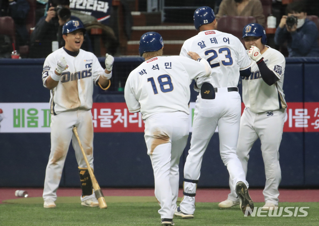 [서울=뉴시스] 박민석 기자 = 17일 오후 서울 구로구 고척스카이돔에서 열린 2020 KBO 한국시리즈 1차전 NC 다이노스와 두산 베어스의 경기, 4회말 1사 1,2루 상황 NC 알테어 선수가 3점 홈런을 날린 뒤 동료 선수들과 기쁨을 니누고 있다. 2020.11.17.&nbsp; mspark@newsis.com