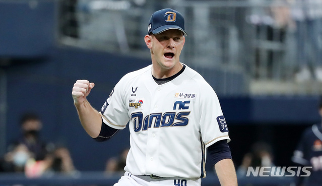 [서울=뉴시스] 이영환 기자 = 17일 오후 서울 구로구 고척스카이돔에서 열린 2020 KBO 한국시리즈 1차전 NC 다이노스와 두산 베어스의 경기, 5회초 1사 만루에서 NC 선발 루친스키가 두산 페르난데스를 투수 병살타 아웃으로 잡아낸 후 포효하고 있다. 2020.11.17. 20hwan@newsis.com