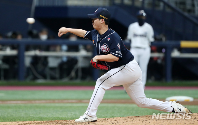 [서울=뉴시스] 이영환 기자 = 17일 오후 서울 구로구 고척스카이돔에서 열린 2020 KBO 한국시리즈 1차전 NC 다이노스와 두산 베어스의 경기, 6회말 두산 두 번째 투수 박치국이 공을 던지고 있다. 2020.11.17. 20hwan@newsis.com