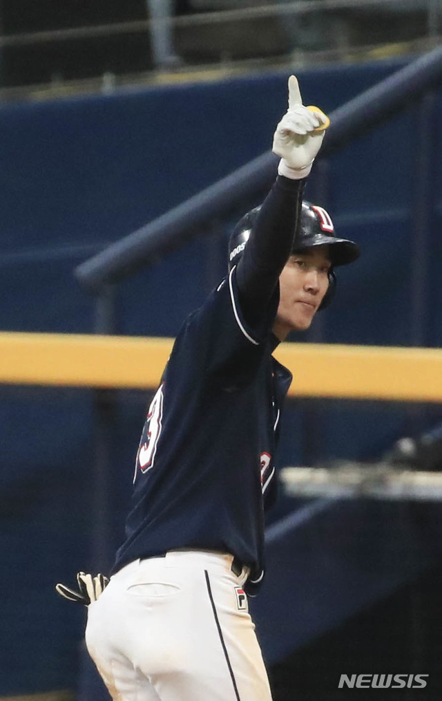 [서울=뉴시스] 박민석 기자 = 17일 오후 서울 구로구 고척스카이돔에서 열린 2020 KBO 한국시리즈 1차전 NC 다이노스와 두산 베어스의 경기, 8회초 1차 상황 두산 허경민이 안타를 친 뒤 세리머니 하고 있다. 2020.11.17. mspark@newsis.com