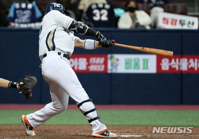 [서울=뉴시스] 이영환 기자 = 17일 오후 서울 구로구 고척스카이돔에서 열린 2020 KBO 한국시리즈 1차전 NC 다이노스와 두산 베어스의 경기, 8회말 NC 선두타자 나성범이 2루타를 날리고 있다. 2020.11.17.  20hwan@newsis.com