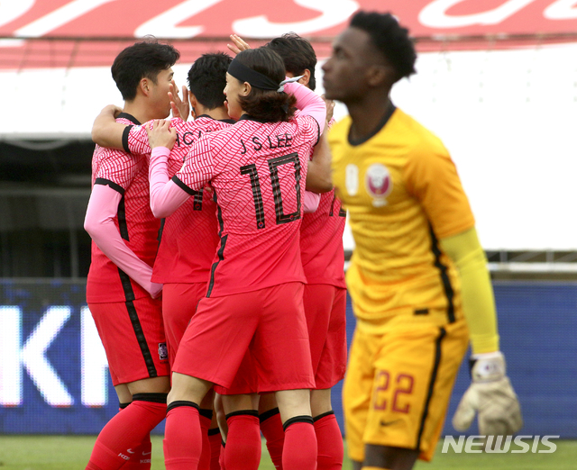 [빈=AP/뉴시스]황희찬(왼쪽 두 번째)이 17일(현지시간) 오스트리아 빈 인근 마리아 엔처스도르프의 BSFZ 아레나에서 열린 카타르와의 평가전에 선발 출전해 전반 16초 선제골을 넣고 동료들과 기쁨을 나누고 있다. 한국 대표팀은 전반 황희찬과 황의조의 골로 2-1 승리를 거뒀다. 황희찬은 경기 시작 16초 만에 골을 넣어 한국 축구 역사상 최단 시간 A매치 득점을 기록했다. 2020.11.18.