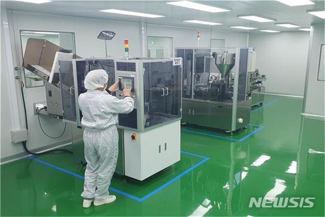  [부산=뉴시스] 허상천 기자 = 부산시는 지역 중소 화장품생산업을 지원하기 위해 지난 4월 가동에 돌입한 부산화장품공장(기장군 일광면 소재)이 식품의약품안전처로 부터 ‘화장품 제조 및 품질관리기준(CGMP)’ 평가에서 ‘적합업소’로 지정받았다고 18일 밝혔다. 2020.11.18. (사진 = 부산시 제공) photo@newsis.com