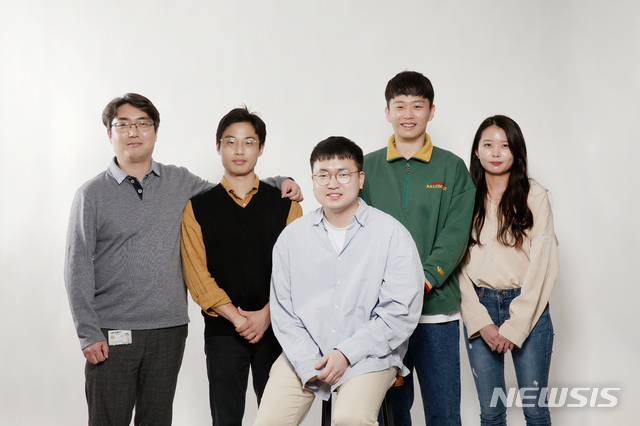 [울산=뉴시스] 구미현 기자 = UNIST (울산과학기술원) 바이오메디컬 공학과 강현욱 교수팀은 줄기세포나 암세포 스페로이드를 정밀하게 프린팅 하는 ‘3D 바이오 도트(dot) 프린팅’ 기술을 개발했다. 사진은 강현욱 교수 연구팀. (사진=UNIST 제공) 2020.11.18.photo@newsis.com