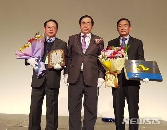 [의성=뉴시스] 김진호 기자 = 의성군이 '2020 하반기 물종합기술연찬회'에서 전국 최우수기관상을 수상했다. 임주승(왼쪽) 부군수와 김종범(오른쪽) 상수도사업소장이 상을 수상하고 있다. (사진=의성군 제공) 2020.11.18photo@newsis.com 