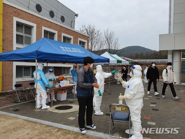 [음성=뉴시스] 인진연 기자 = 18일 신종 코로나바이러스 감염증(코로나19) 확진자가 발생한 충북 음성군의 한 특성화고등학교에 방역당국 관계자들이 선별진료소를 설치하고 있다. (사진=충북교육청 제공) 2020.11.18photo@newsis.com